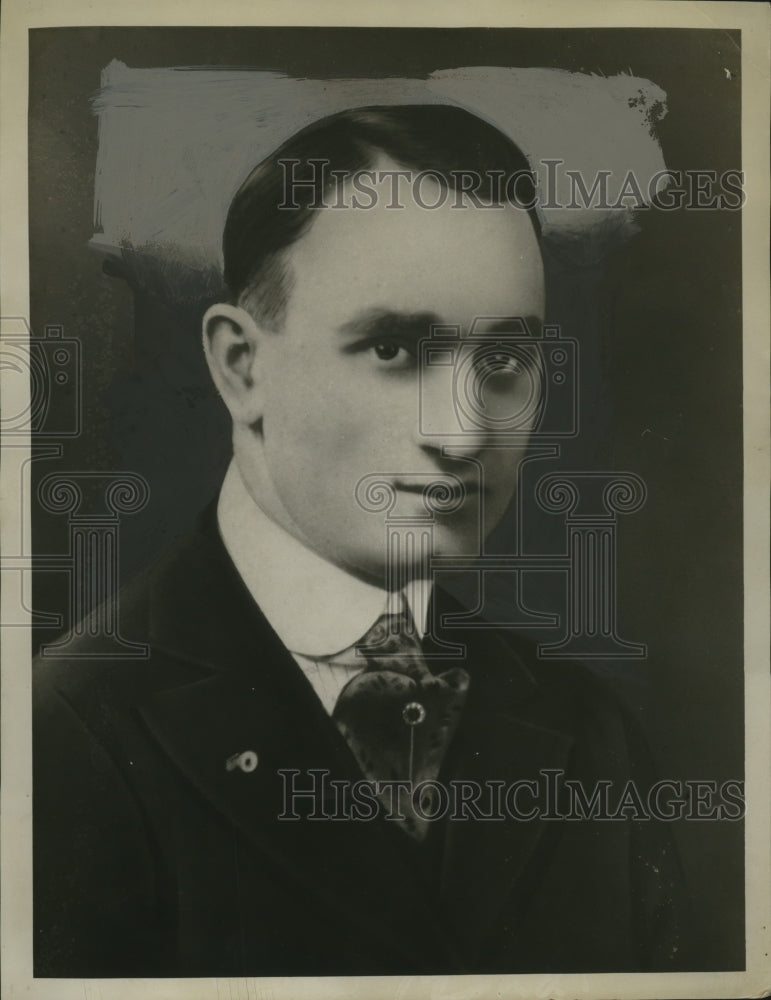 1934 Press Photo Paul Kihie in his business suit - Historic Images