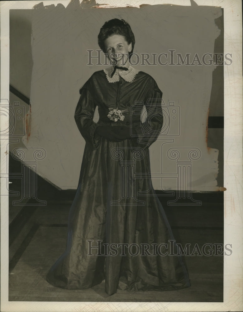 1950 Press Photo Mrs. Paul Isarson in Bridal dress from 1887 - Historic Images