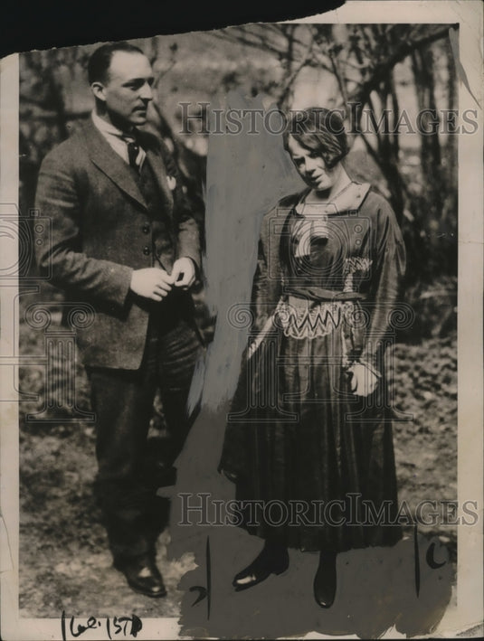 1922 Press Photo Leon Trotzky wearing flapper fashions - Historic Images