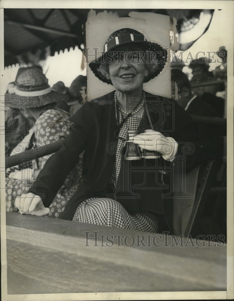 1933 Press Photo Mrs. Thomas Hitcock, Sr. watches her son Tommy Jr. play polo - Historic Images