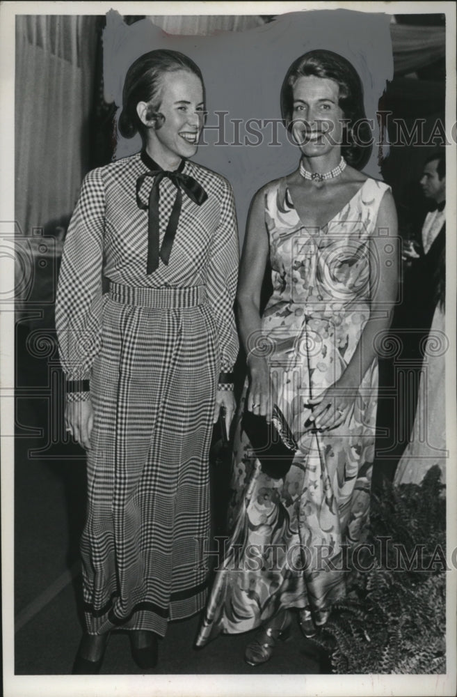 1972 Press Photo Mrs. Thomas J. Quigley & Mrs. Oliver Emarson of Ohio-Historic Images