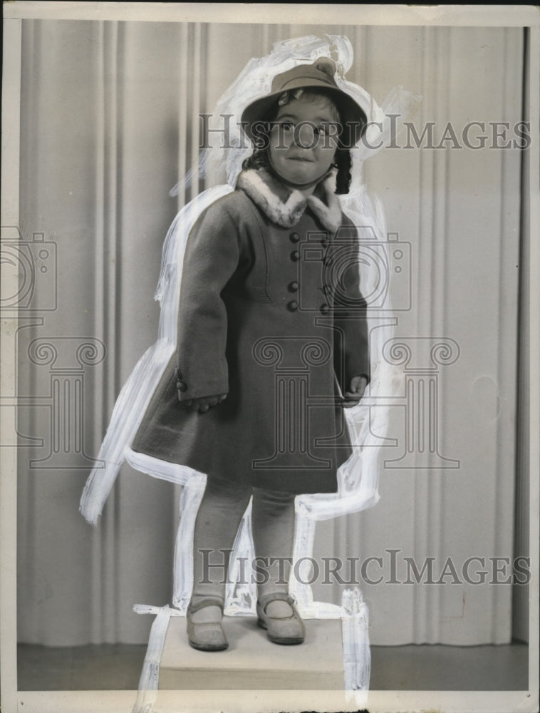 1937 Press Photo Yvonne in her winter outfit at Quin Fashion Parade - Historic Images