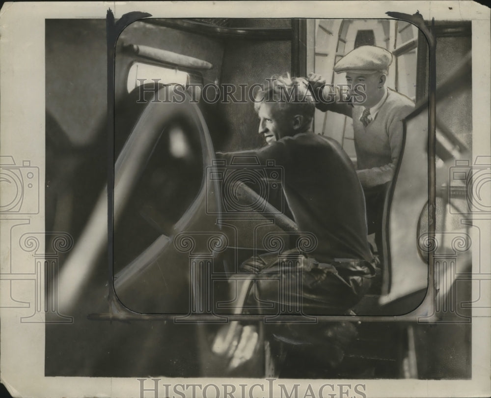 1930 Press Photo Chief mechanic Art Simpson pumps water from a ship cabin-Historic Images