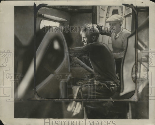1930 Press Photo Chief mechanic Art Simpson pumps water from a ship cabin-Historic Images