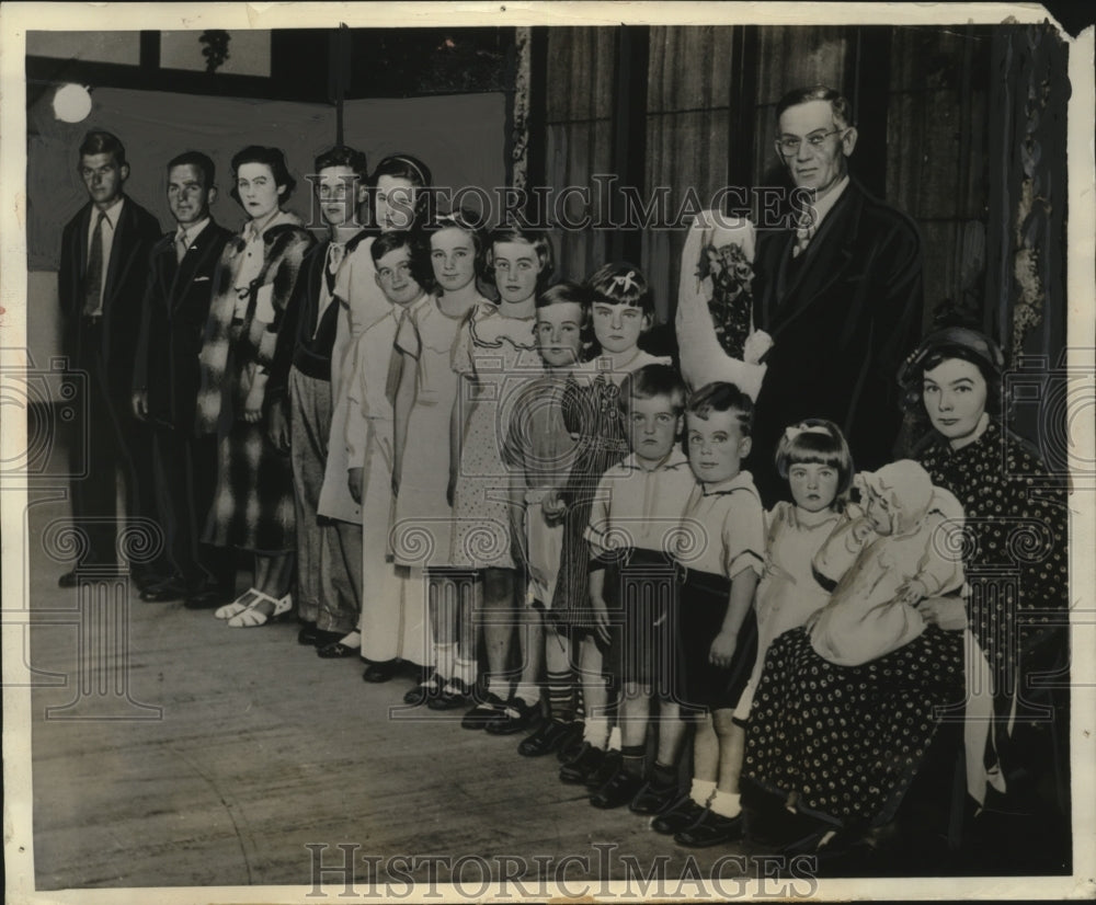 1936 Press Photo Layton Brown family Westchester NY largest family of 16 - Historic Images