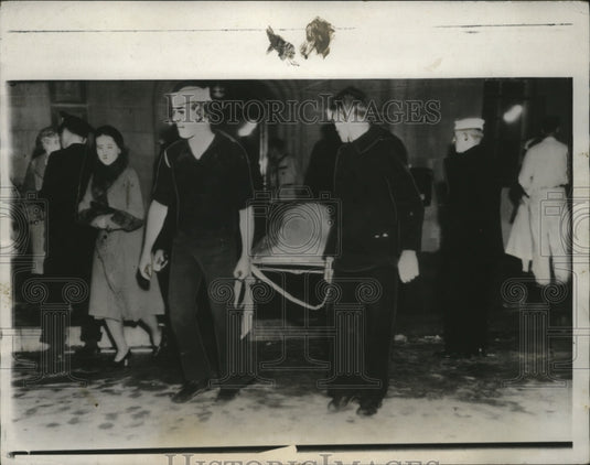 1933 Press Photo Rescue workers with earthquake victims at Long Beach CA - Historic Images