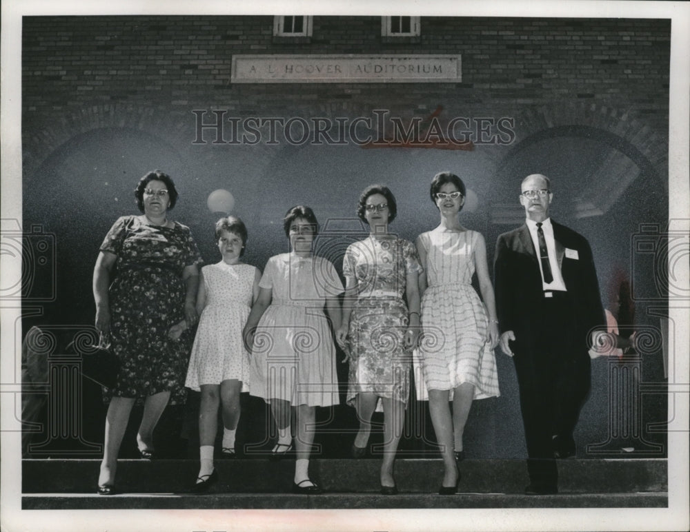1964 Press Photo Cleveland Methodists Mr &amp; Mrs Charles Wheeler &amp; family-Historic Images