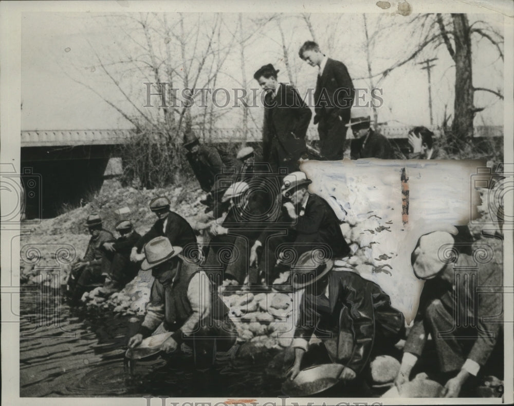 1933 Press Photo of Group of Men Panning for Gold - Historic Images