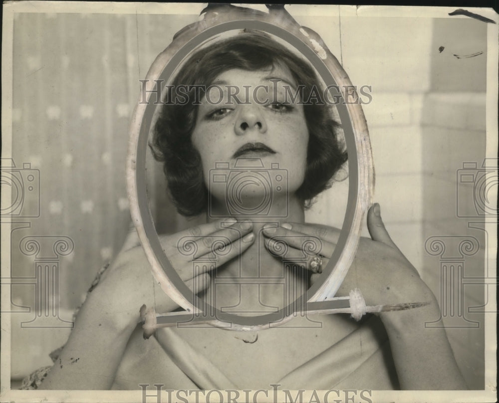 1925 Mme. Georgettis method to beautify the neck-Historic Images