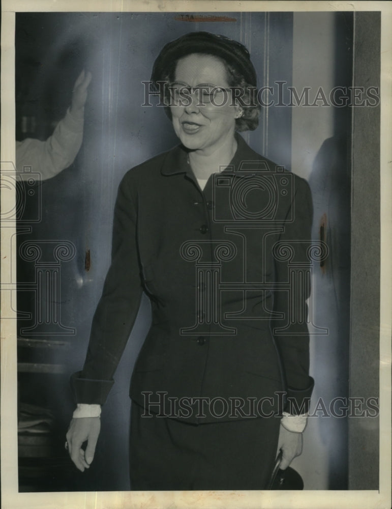 1954 Press Photo Mary Cowan Leaving Courthouse - neo18412-Historic Images