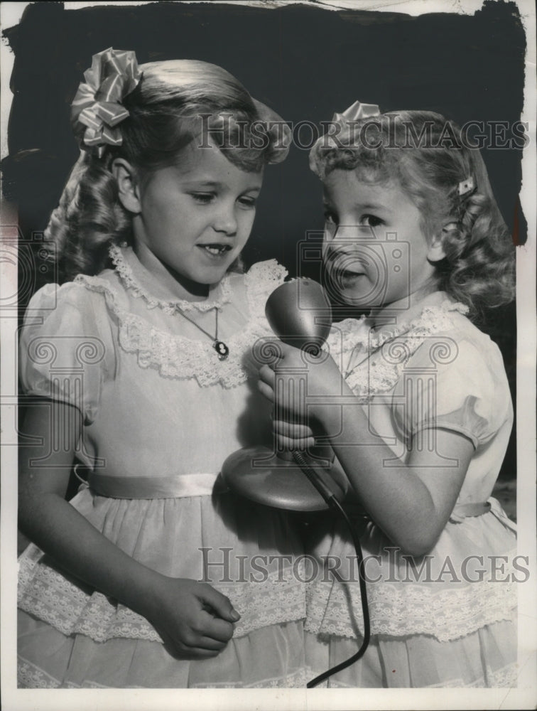 1960 Press Photo Debra &amp; Tina Galic - neo18716-Historic Images