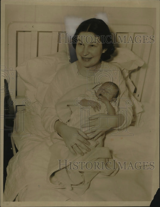 1940 Press Photo Mrs. Malka Josefberg & Sam Josefberg, Her Newborn Son - Historic Images