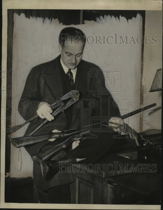 1937 Press Photo Sheriff Jacob Sandusky Examining Wire & Bolt Cutters, Weapons - Historic Images
