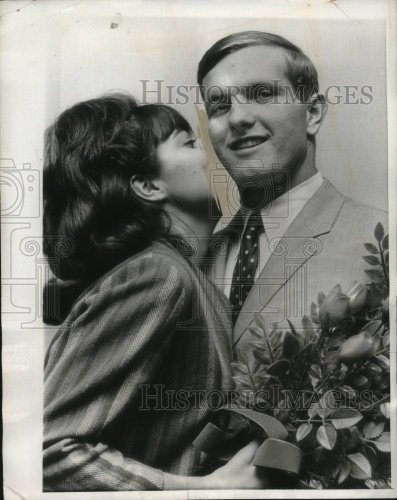 1966 Press Photo Purdue Univ. Football Bob Griese and Girl Judy Lassus -  Historic Images