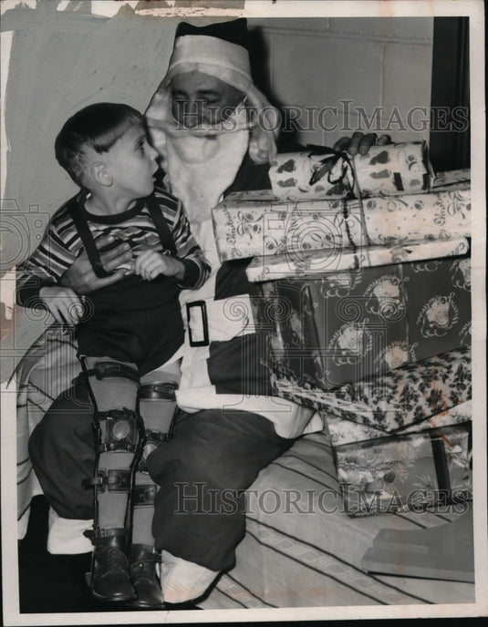 1948 Press Photo Michael Vaurek on Santas lap at Cleveland Rehab Center-Historic Images