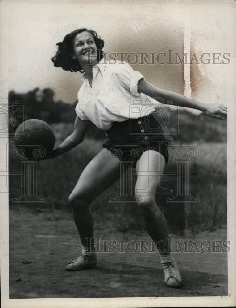 1938 Press Photo Martha Petrus Playground Olympics Basketball Throw - neo19152 - Historic Images