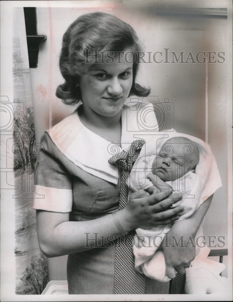 1965 Press Photo Mrs Mary Tayler with baby - neo19231-Historic Images