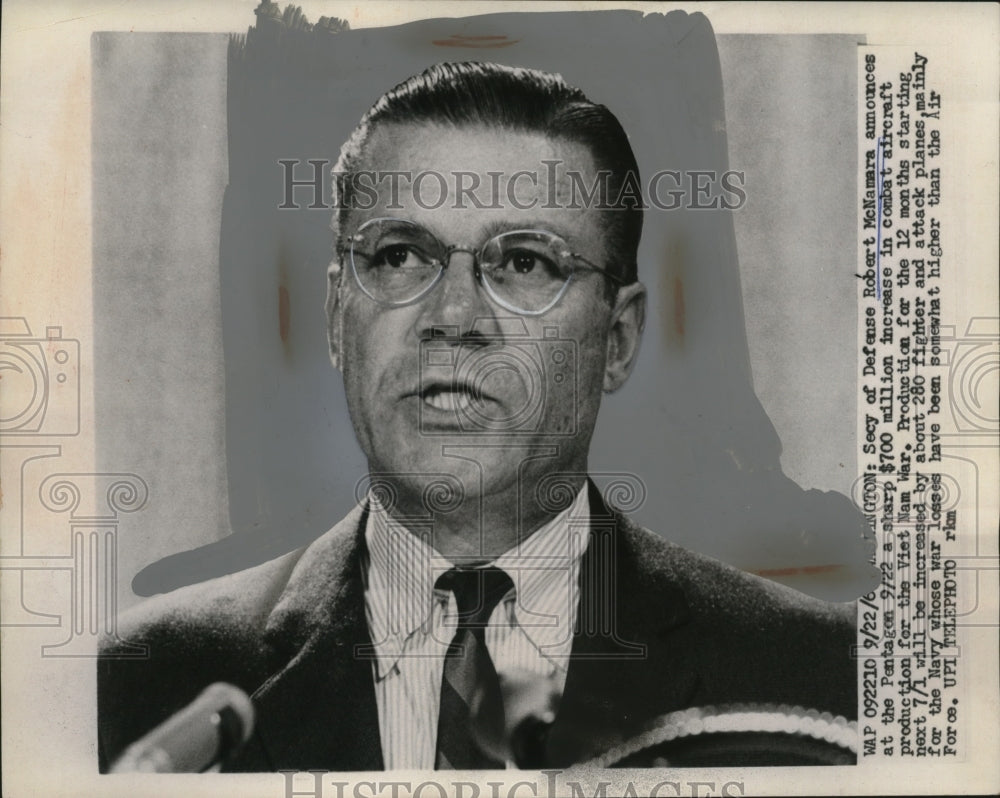 1966 Press Photo Sec of Defense Robert McNamara Announces $700-Mil Combat Cost-Historic Images
