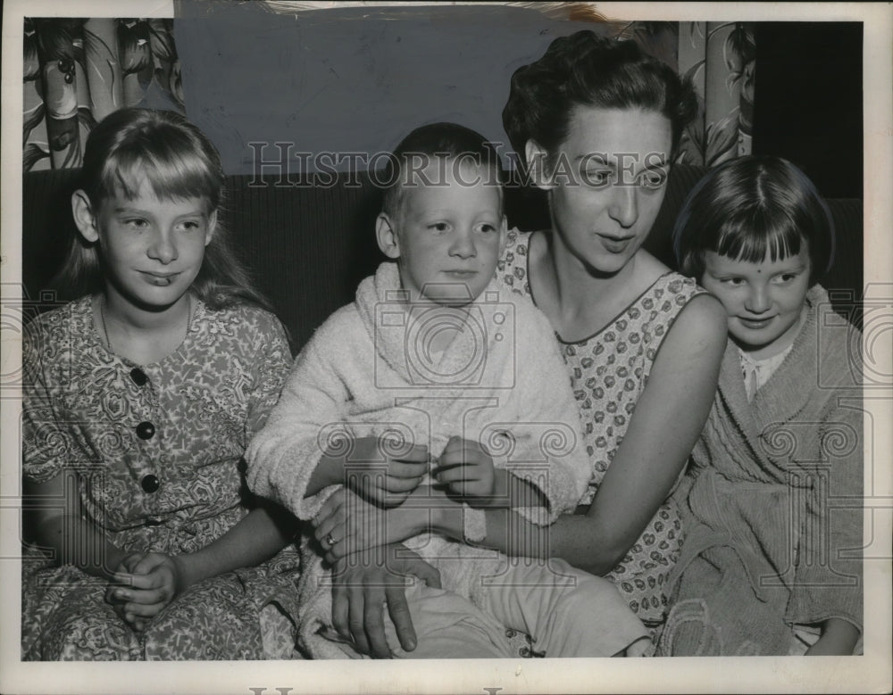 1955 Press Photo Mrs. Mary Britz &amp; Her children, Cheryl, Kim, &amp; Gail - Historic Images