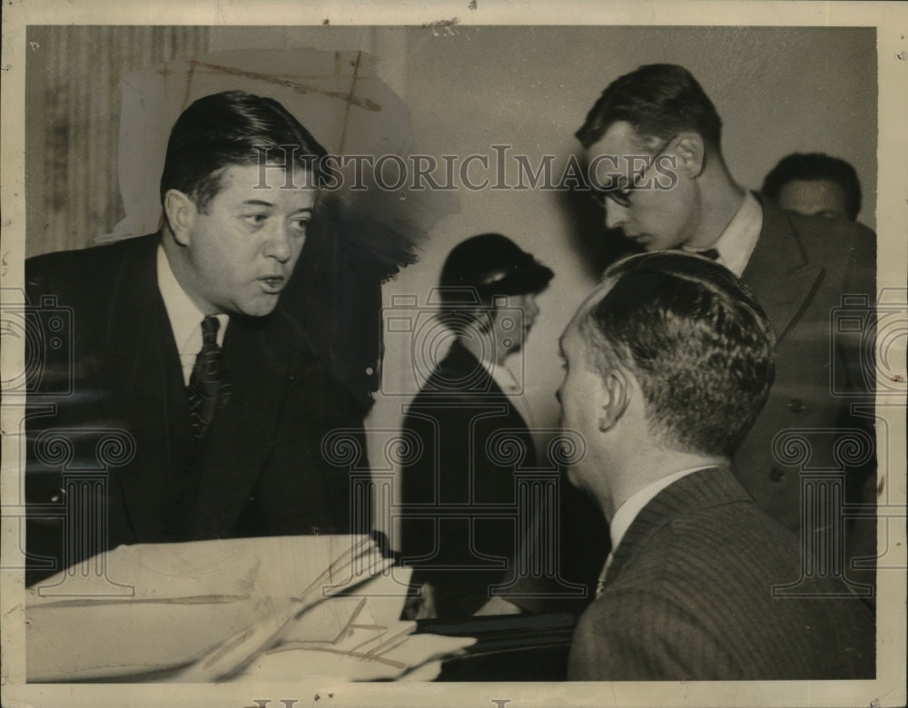 1937 Press Photo US Sen Robert La Follette Jr. Questions Rob Pinkerton - Historic Images