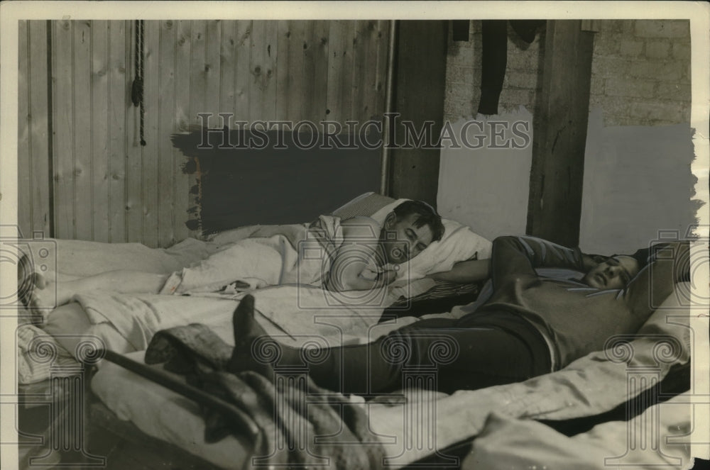 Press Photo Bobbie Hearn &amp; Bob Harris Asleep Amid 6 Day Skating Race in NY - Historic Images