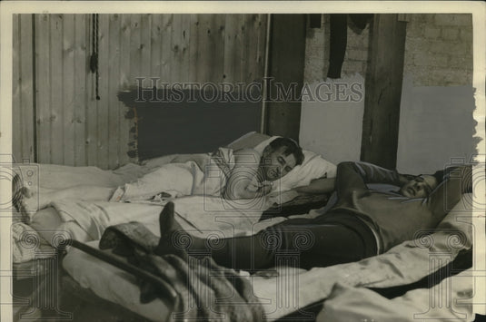 Press Photo Bobbie Hearn & Bob Harris Asleep Amid 6 Day Skating Race in NY - Historic Images