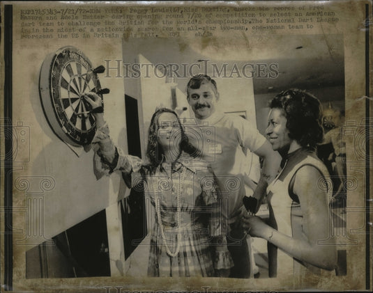 1972 Press Photo Peggy Lewis, Ms. Darting, Check Scores of F. Mazura's & Adele N-Historic Images