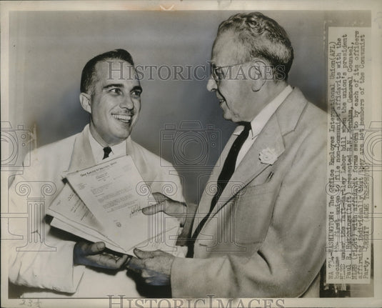 1947 Press Photo AFL Pres Hutchings & R. Benham Submit Non-Communist Affadavits-Historic Images