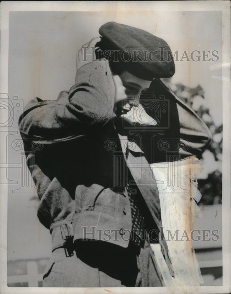 1953 Press Photo Duke of Kent Tries on Beret Upon Arrival at Sandhurst Academy-Historic Images