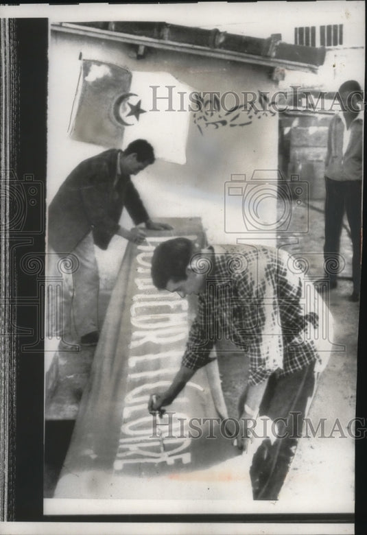 1962 Press Photo Algiers Moslems read Honor & Glory sign in the native quarter-Historic Images