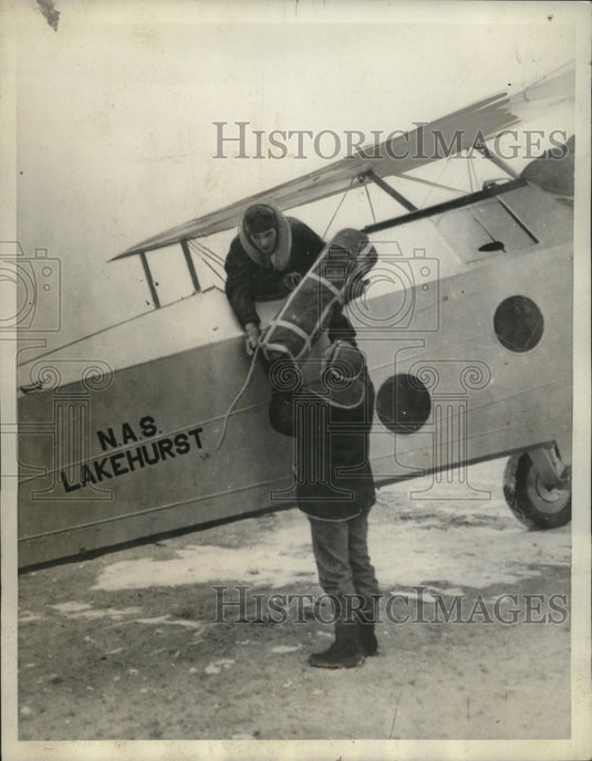 1935 Press Photo US Naval plane loaded with supplies for snowbound family in NJ-Historic Images