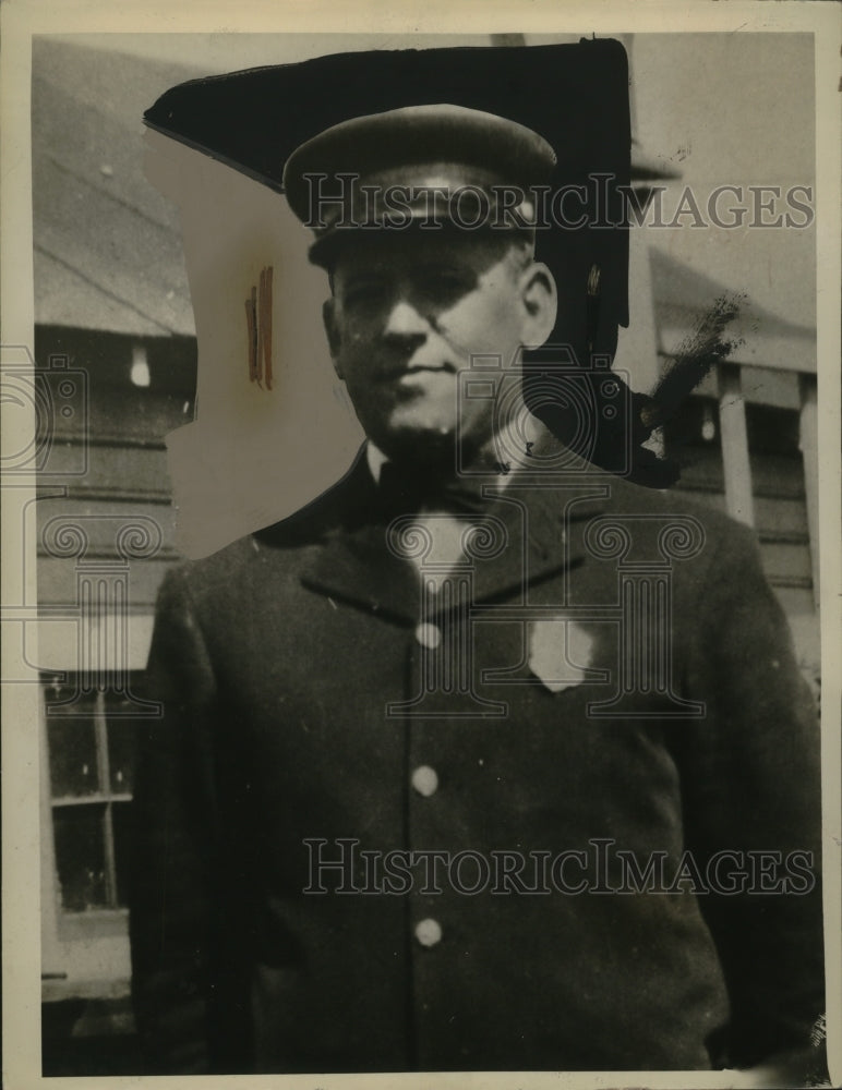 1922 Press Photo Fireman Carl Kruger of at Charity Hospital Cleveland-Historic Images