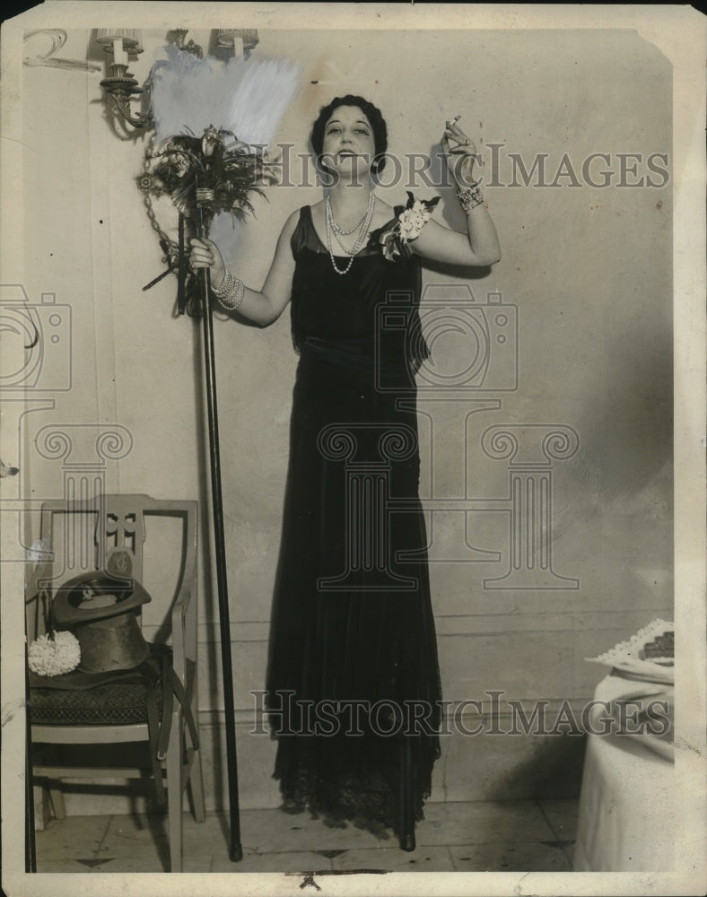 1937 Press Photo Mrs Henry Alexander standing on stilts at a function - Historic Images