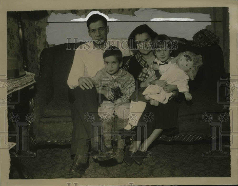1934 Press Photo Ralph E. Schuld, Mrs. Schuld, & Children - neo20645 - Historic Images