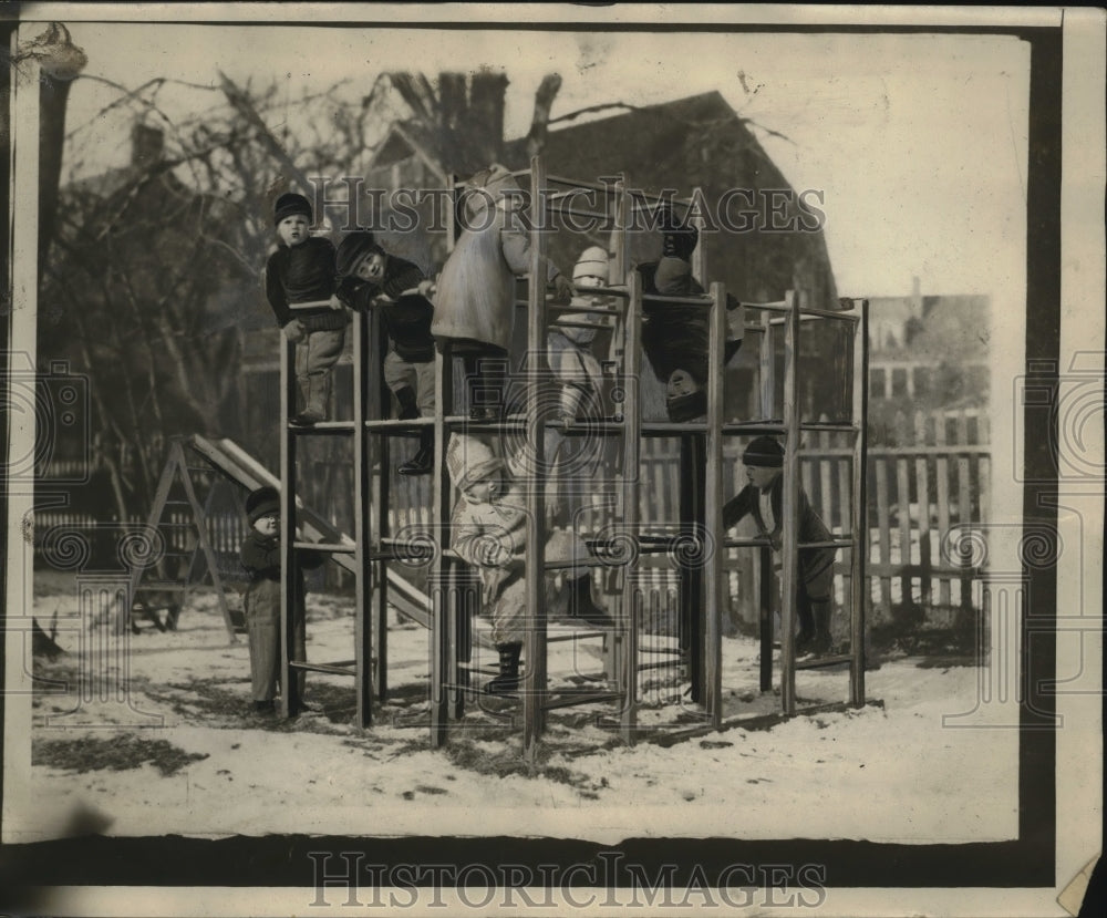 1925 Press Photo Children on Jungle Gym - Historic Images