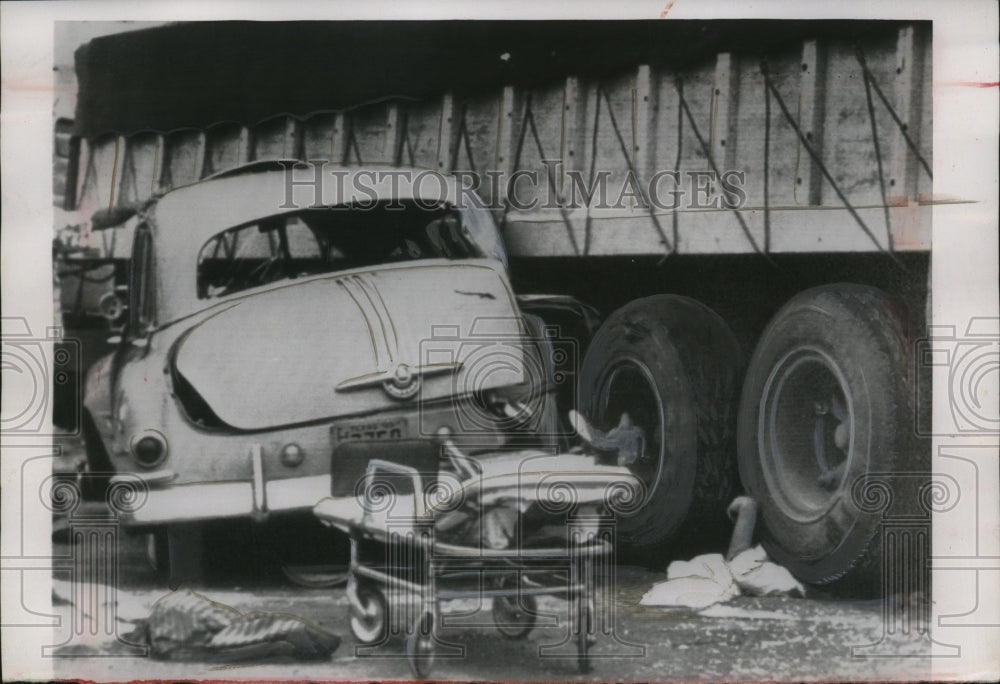 1955 Press Photo Body of Felix Quantanilla of San Juan, TX Under Truck - Historic Images