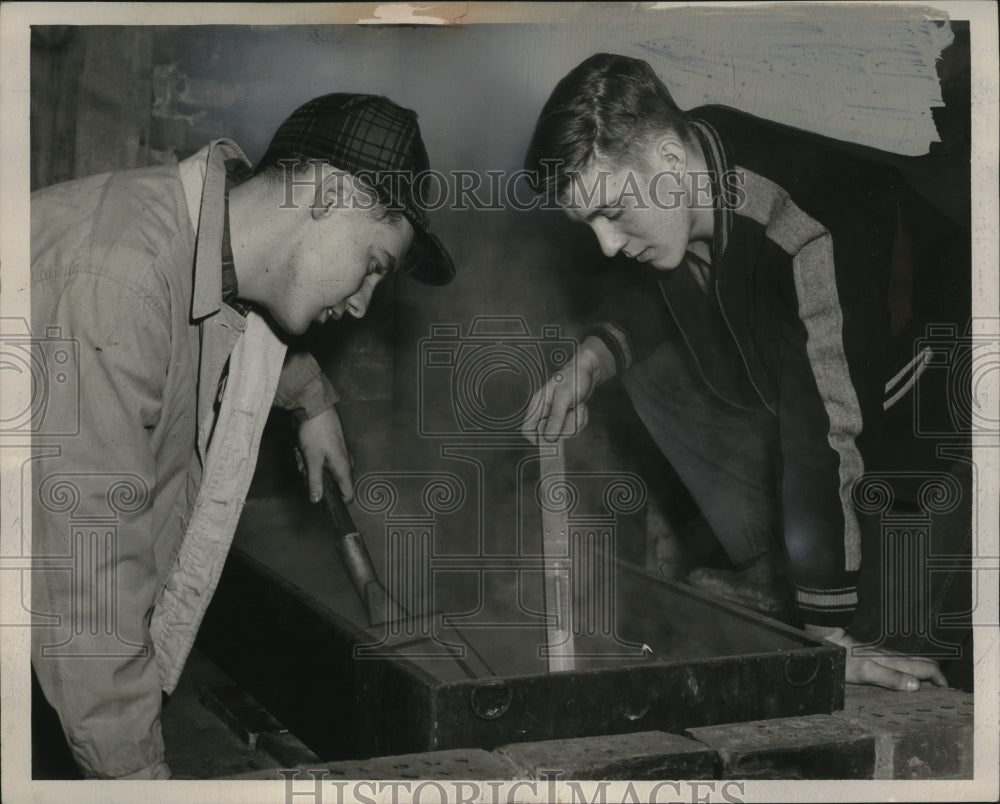 1949 Press Photo Paul Williams and Don Pritchard Processing Maple Syrup - Historic Images