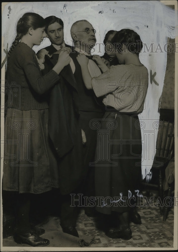 1921 Press Photo Charlie Stratford, Bricklayer, Gives Princess Mary 1st Wed Gift-Historic Images
