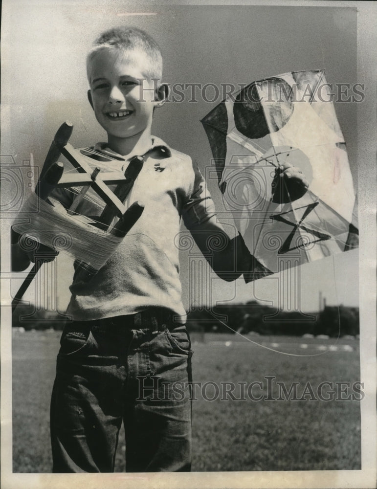 1962 Press Photo Jeffrey Jansen in Playground Kite Tournament - neo21351-Historic Images