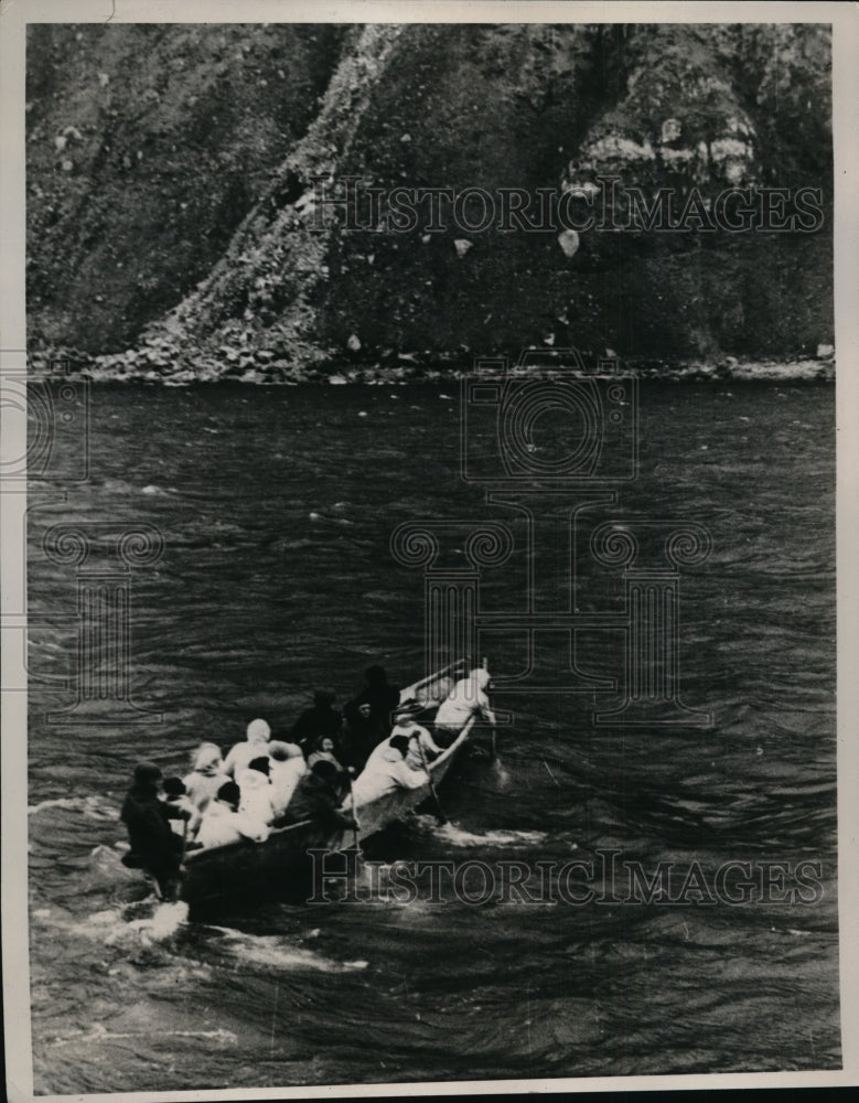 1941 Press Photo Diomede Natives residents of Island in native canoe in Seattle-Historic Images