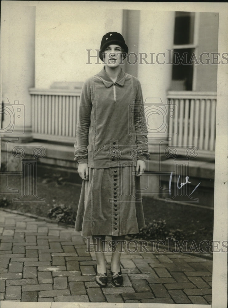 1926 Press Photo Lillian Tingue serves Victory Ball Committee at Waldorf - Historic Images