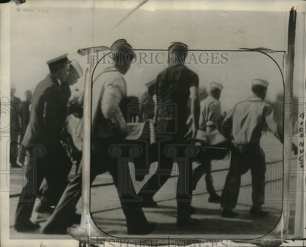 1927 Press Photo U.S. soldiers bring injured from airplane carrier - neo22226- Historic Images