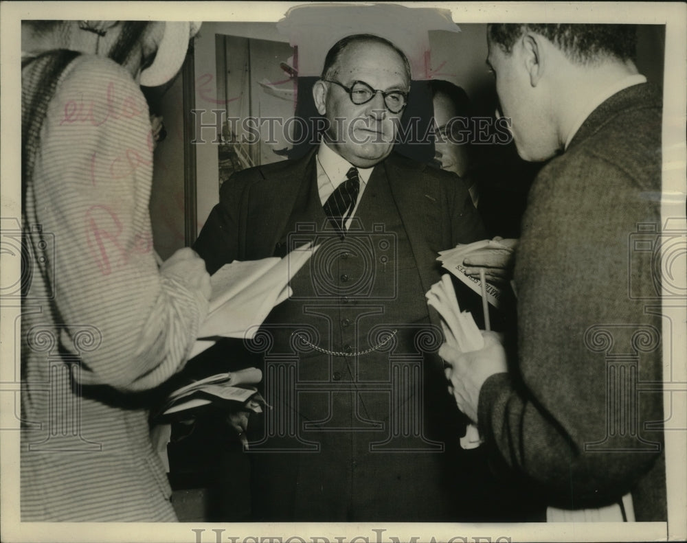 1942 Press Photo Beresford Butler talks to reporters after his arrival in NYC - Historic Images