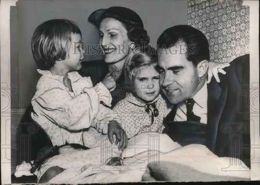 1953 Press Photo US Vice president & Mrs Richard Nixon & daughters in DC-Historic Images
