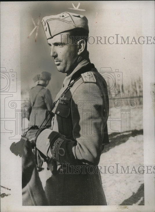 1937 Press Photo Crown Prince Umberto of Italy Watching War Maneuver Exercises - Historic Images