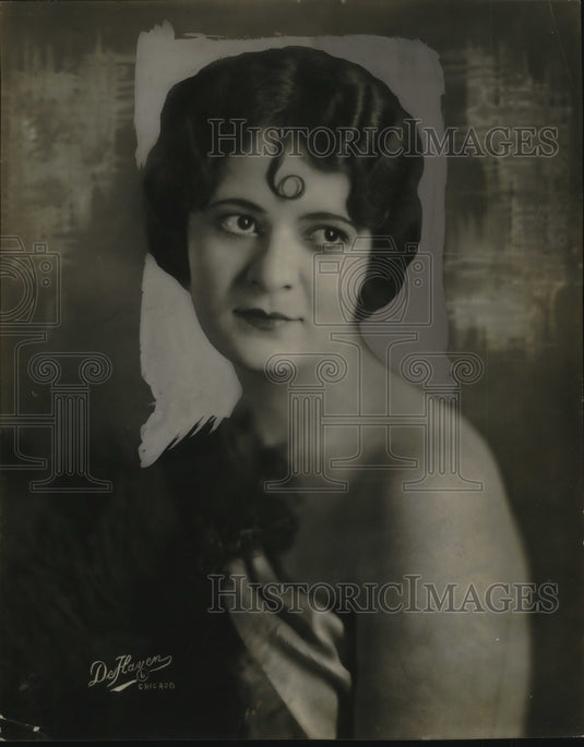 1924 Press Photo Constance McDermott, Artist and Model - neo22810-Historic Images