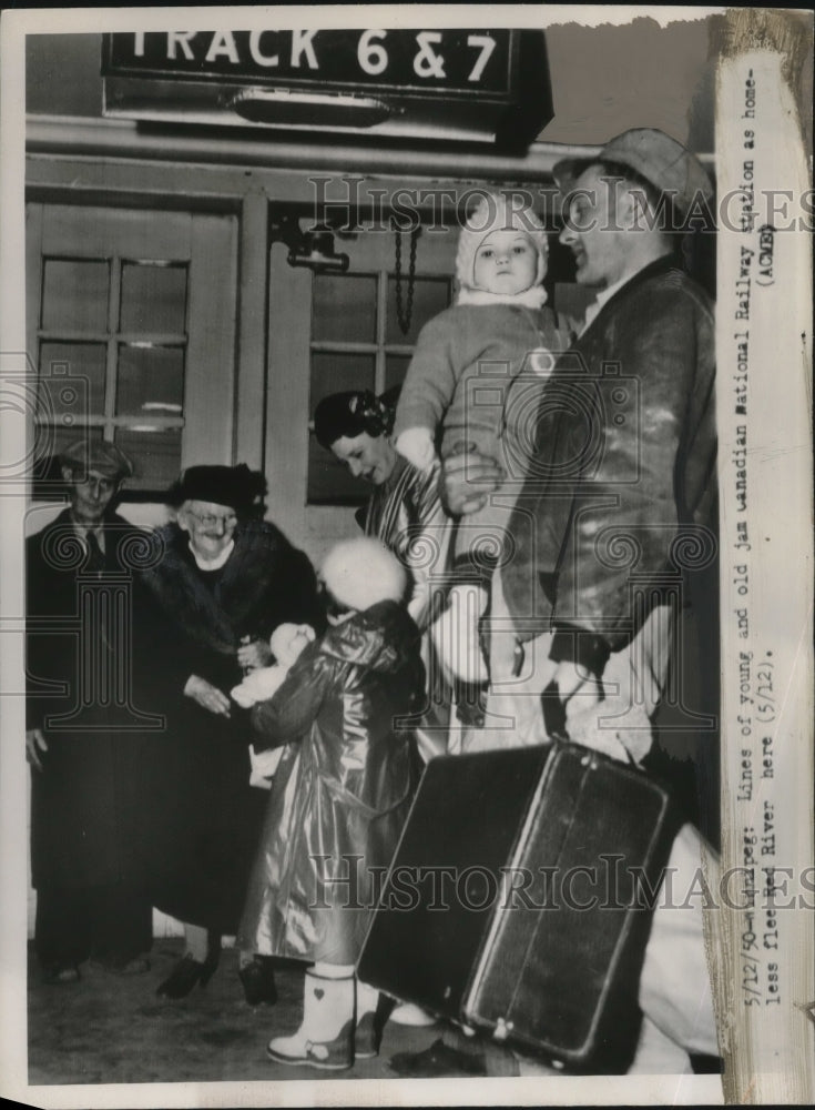 1950 Press Photo Canada Flood Refugees Jam Railway Station - neo22846-Historic Images