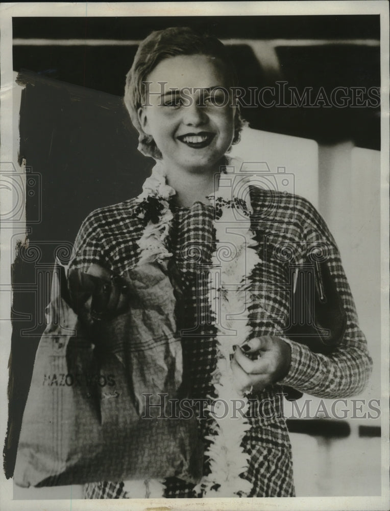 1934 Press Photo Coleeta Mulvihill holding all of her baggage - neo23155-Historic Images