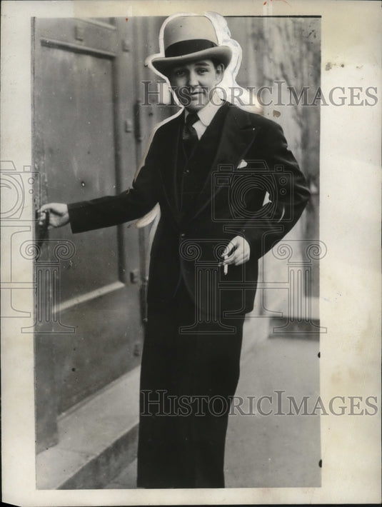 1932 Press Photo Marian Shepard passes through the doors of the "Michigan Union"-Historic Images