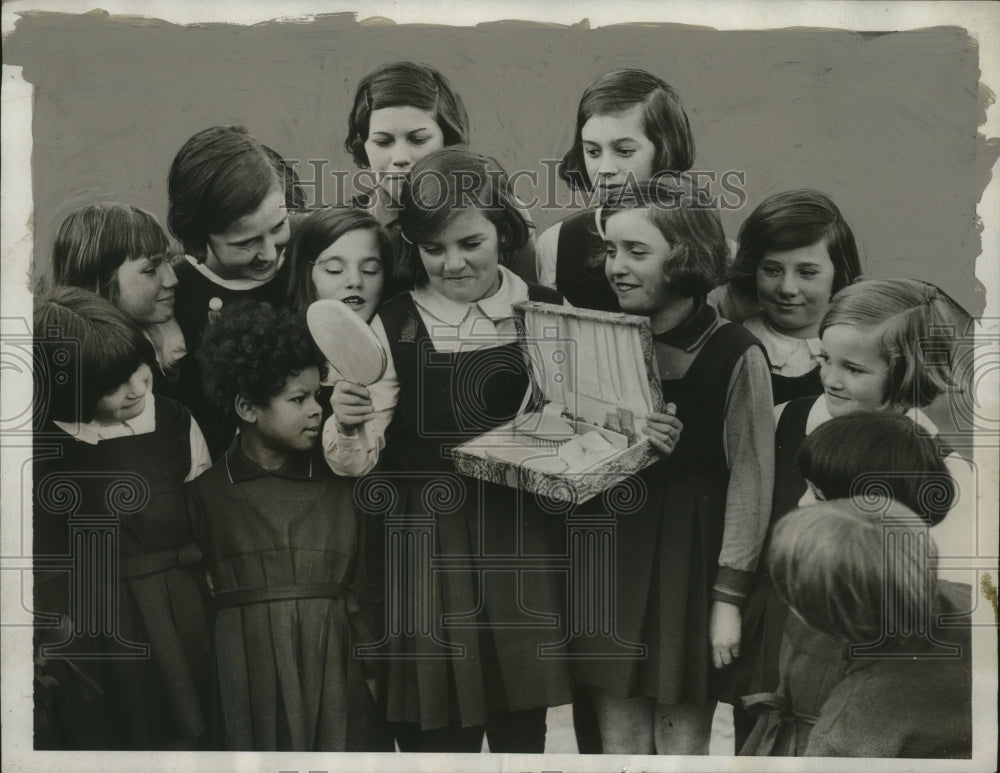 1932 Press Photo Ivy Hears Orphan Adopted by Queen Mary Shows Gifts - Historic Images